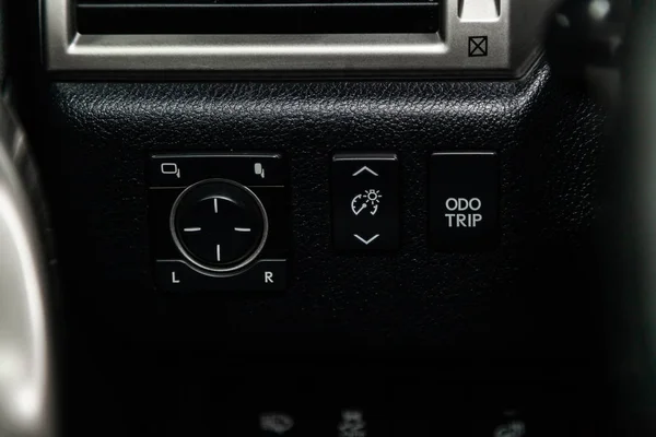 俄罗斯新西比尔斯克 2019年2月5日 雷克萨斯 Gx460 特写按钮 侧镜调整按钮 在新西比尔停车场拍摄一辆现代汽车 — 图库照片