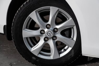 Novosibirsk, Rusya - 05 Şubat 2019: Mazda 3, tekerlek close-up. Fotoğraf üzerinde bir park Novosibirs içinde modern bir araba