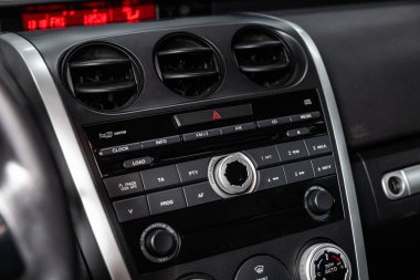 Novosibirsk, Rusya - 05 Şubat 2019: Mazda Cx-7, pano close-up, üfleyici, Klima, oyuncu ayarı. Fotoğraf üzerinde bir park Novosibirs içinde modern bir araba