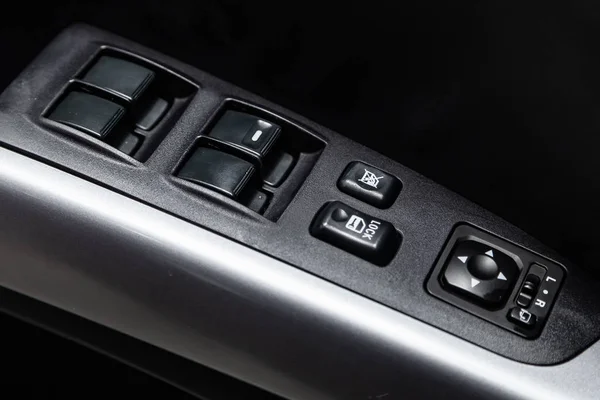 俄罗斯新西比尔斯克 2019年2月5日 三菱欧德兰德 特写侧门按钮 窗口调整按钮 在新西比尔停车场拍摄一辆现代汽车 — 图库照片