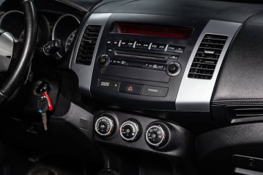 Novosibirsk, Rusya - 05 Şubat 2019: Mitsubishi Outlander, pano close-up, üfleyici, Klima, oyuncu ayarı. Fotoğraf üzerinde bir park Novosibirs içinde modern bir araba