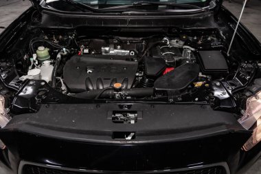 Novosibirsk, Rusya - 05 Şubat 2019: Mitsubishi Outlander, motoru, ön görünüm close-up. Fotoğraf üzerinde bir park Novosibirs içinde modern bir araba