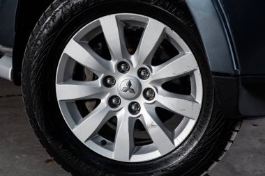 Novosibirsk, Rusya Federasyonu-05 Şubat 2019: Mitsubishi Pajero, tekerlek close-up. Fotoğraf üzerinde bir park Novosibirs içinde modern bir araba