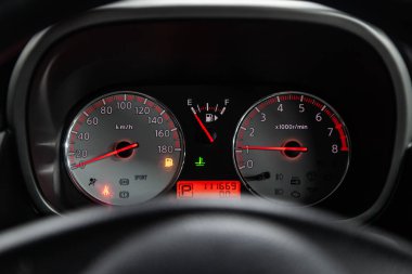 Novosibirsk, Rusya - 05 Şubat 2019: Nissan Note, pano, hız göstergesi ve takometre close-up. Fotoğraf üzerinde bir park Novosibirs içinde modern bir araba