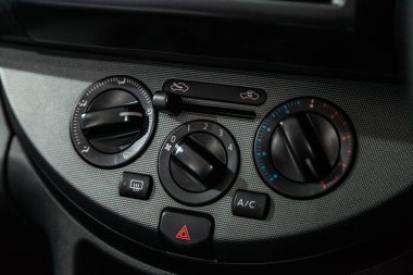 Novosibirsk, Rusya - 05 Şubat 2019: Nissan Note, pano close-up, üfleyici, Klima düzeltilmesi. Fotoğraf üzerinde bir park Novosibirs içinde modern bir araba