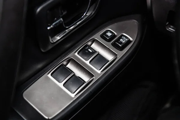 俄罗斯新西比尔斯克 2019年2月5日 三菱帕杰罗 特写侧门按钮 窗口调整按钮 在新西比尔停车场拍摄一辆现代汽车 — 图库照片