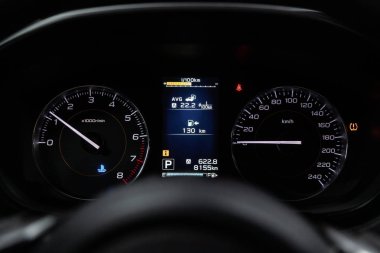 Novosibirsk, Rusya - 05 Şubat 2019: Subaru Xv, pano, hız göstergesi ve takometre close-up. Fotoğraf üzerinde bir park Novosibirs içinde modern bir araba