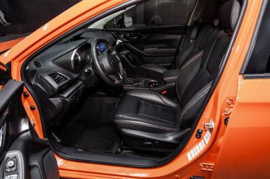 Novosibirsk, Rusya - 05 Şubat 2019: Subaru Xv, pano, hız göstergesi ve takometre ve direksiyon simidi yakın çekim. Fotoğraf üzerinde bir park Novosibirs içinde modern bir araba