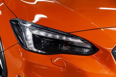 Novosibirsk, Rusya - 05 Şubat 2019: Subaru Xv, yakın çekim farlar. Fotoğraf üzerinde bir park Novosibirs içinde modern bir araba