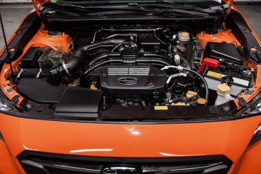 Novosibirsk, Rusya - 05 Şubat 2019: Subaru Xv, motoru, ön görünüm close-up. Fotoğraf üzerinde bir park Novosibirs içinde modern bir araba