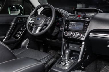 Novosibirsk, Rusya - 05 Şubat 2019: Subaru Forester, pano, hız göstergesi ve takometre, koltuklar ve direksiyon simidi close-up. Fotoğraf üzerinde bir park Novosibirs içinde modern bir araba