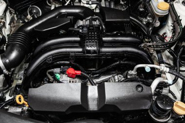 Novosibirsk, Rusya - 05 Şubat 2019: Subaru Forester, motoru, ön görünüm close-up. Fotoğraf üzerinde bir park Novosibirs içinde modern bir araba