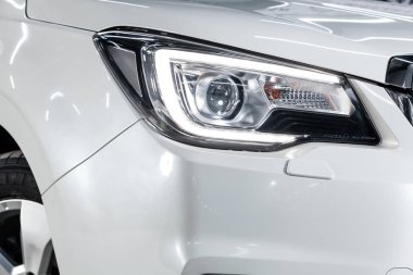 Novosibirsk, Rusya - 05 Şubat 2019: Subaru Forester, yakın çekim farlar. Fotoğraf üzerinde bir park Novosibirs içinde modern bir araba