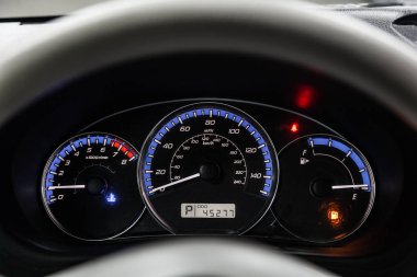 Novosibirsk, Rusya - 05 Şubat 2019: Subaru Forester, pano, hız göstergesi ve takometre close-up. Fotoğraf üzerinde bir park Novosibirs içinde modern bir araba