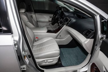 Novosibirsk, Rusya - 05 Şubat 2019: Toyota Venza, pano, hız göstergesi ve takometre, koltuklar ve direksiyon simidi close-up. Fotoğraf üzerinde bir park Novosibirsk içinde modern bir araba