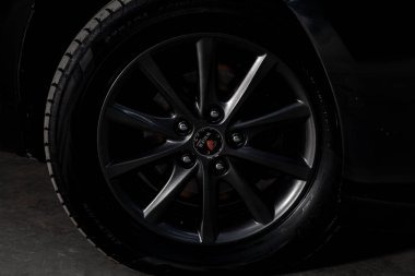 Novosibirsk, Rusya - 05 Şubat 2019: Toyota Camry, tekerlek close-up. Fotoğraf üzerinde bir park Novosibirs içinde modern bir araba