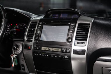 Novosibirsk, Rusya - 05 Şubat 2019: Toyota Land Cruiser Prado, yakın-up tablonun, üfleyici, Klima, oyuncu ayarı. Fotoğraf üzerinde bir park Novosibirs içinde modern bir araba