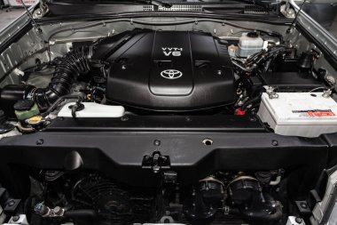 Novosibirsk, Rusya - 05 Şubat 2019: Toyota Land Cruiser Prado, yakın-up motor, önden görünüm. Fotoğraf üzerinde bir park Novosibirs içinde modern bir araba