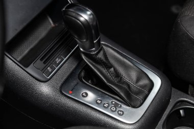 Novosibirsk, Rusya - 05 Şubat 2019: Volkswagen Tiguan, Hızlandırıcı kolu ve düğmeleri yakın çekim. Fotoğraf üzerinde bir park Novosibirs içinde modern bir araba