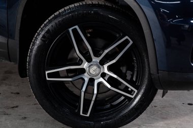 Novosibirsk, Rusya - 05 Şubat 2019: Volkswagen Tiguan, tekerlek close-up. Fotoğraf üzerinde bir park Novosibirs içinde modern bir araba