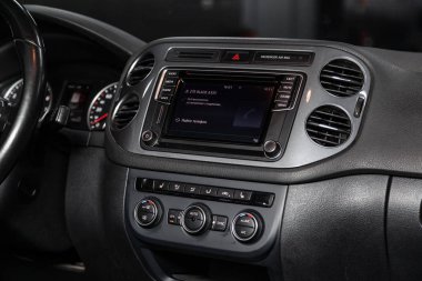 Novosibirsk, Rusya - 05 Şubat 2019: Volkswagen Tiguan, pano close-up, üfleyici, Klima, oyuncu ayarı. Fotoğraf üzerinde bir park Novosibirs içinde modern bir araba