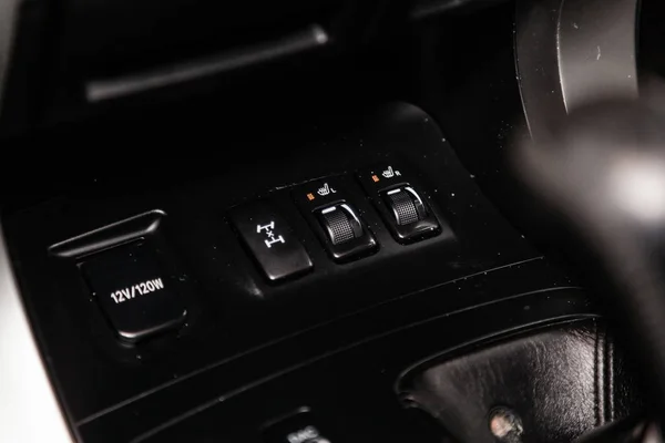 新西比尔斯克 俄罗斯 2019年2月5日 丰田陆地巡洋舰普拉多 特写的座位加热按钮 在新西比尔停车场拍摄一辆现代汽车 — 图库照片