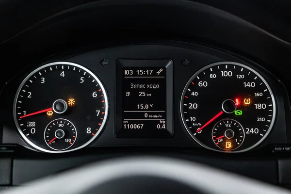 俄罗斯新西比尔斯克 2019年2月5日 Tiguan 仪表盘 速度计和转速表的特写镜头 在新西比尔停车场拍摄一辆现代汽车 — 图库照片