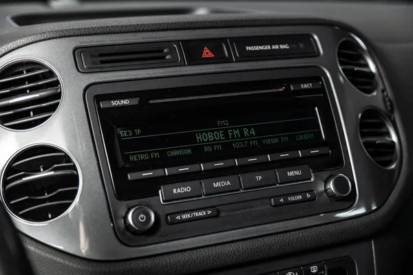Novosibirsk Russia February 2019 Volkswagen Tiguan Close Dashboard Radio Player — Stock Photo, Image