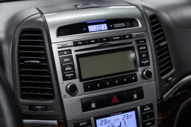 Novosibirsk, Rusya - 05 Şubat 2019: Hyundai Santa Fe, pano close-up, üfleyici, Klima, oyuncu ayarı. Fotoğraf üzerinde bir park Novosibirs içinde modern bir araba