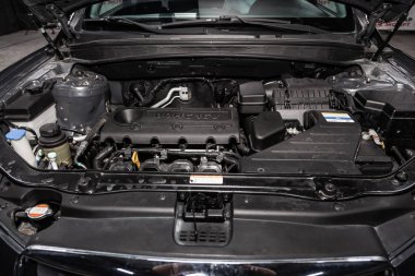 Novosibirsk, Rusya - 05 Şubat 2019: Hyundai Santa Fe, motoru, ön görünüm close-up. Fotoğraf üzerinde bir park Novosibirs içinde modern bir araba
