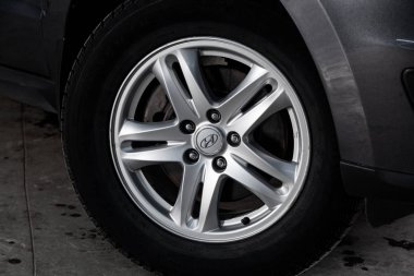 Novosibirsk, Rusya - 05 Şubat 2019: Hyundai Santa Fe, tekerlek close-up. Fotoğraf üzerinde bir park Novosibirs içinde modern bir araba