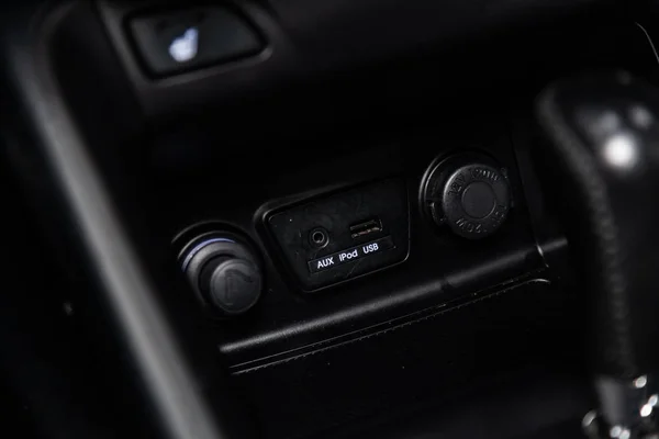俄罗斯新西比尔斯克 2019年2月5日 特写按钮 连接器 Usb Ipod Aux 在新西伯的停车场上拍摄一辆现代汽车 — 图库照片