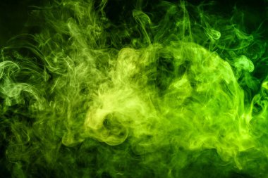 Yeşil bomba siyah izole arka plan üzerinde duman