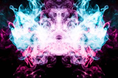 Fantezi elbise için baskı: t-shirtler, tişörtü. Renkli pembe ve mavi bir kafatası şeklinde canavar, ejderha izole siyah bir arka plan üzerinde duman. Vap duman arka plan