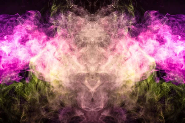 浓浓的五颜六色的绿色粉红色烟雾以头骨 龙的形式在黑色上孤立 背景从蒸汽的烟雾 T恤的 Mocap — 图库照片