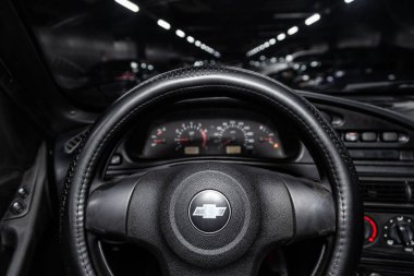Novosibirsk, Rusya - 08 Şubat 2019: Chevrolet Niva, pano, hız göstergesi ve takometre ve direksiyon simidi close-up. Fotoğraf üzerinde bir park Novosibirs içinde modern bir araba