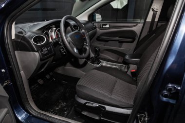 Novosibirsk, Rusya - 08 Şubat 2019: Ford Focus, pano, hız göstergesi ve takometre, koltuklar ve direksiyon simidi close-up. Fotoğraf üzerinde bir park Novosibirsk içinde modern bir araba