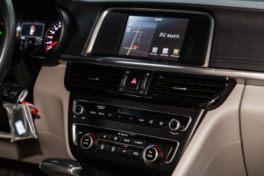 Novosibirsk, Rusya - 08 Şubat 2019: Kia Optima, pano close-up, üfleyici, Klima, oyuncu ayarı. Fotoğraf üzerinde bir park Novosibirs içinde modern bir araba