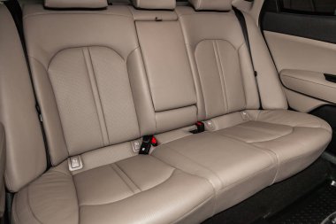 Novosibirsk, Rusya - 08 Şubat 2019: Kia Optima, arka koltuklar close-up. Fotoğraf üzerinde bir park Novosibirs içinde modern bir araba