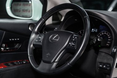 Novosibirsk, Rusya - 08 Şubat 2019: Lexus Rx-350, yakın-up Pano, hız göstergesi ve takometre ve direksiyon. Fotoğraf üzerinde bir park Novosibirs içinde modern bir araba