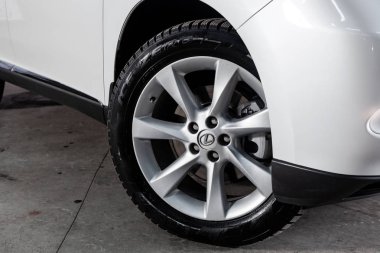 Novosibirsk, Rusya - 08 Şubat 2019: Lexus Rx-350, yakın-up tekerleğin. Fotoğraf üzerinde bir park Novosibirs içinde modern bir araba