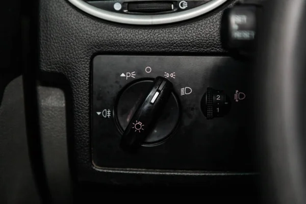 新西比尔斯克 俄罗斯 2019年2月8日 福特福克斯 特写镜头的前大灯调整按钮 在新西比尔停车场拍摄一辆现代汽车 — 图库照片