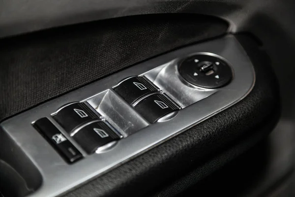 新西比尔斯克 俄罗斯 2019年2月8日 福特福克斯 侧门按钮的特写 窗口调整按钮 在新西比尔停车场拍摄一辆现代汽车 — 图库照片