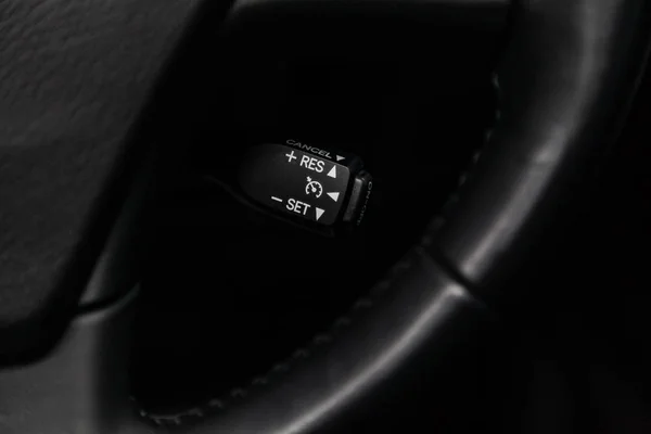 俄罗斯新西比尔斯克 2019年2月8日 雷克萨斯 350 大灯调整按钮的特写 在新西比尔停车场拍摄一辆现代汽车 — 图库照片