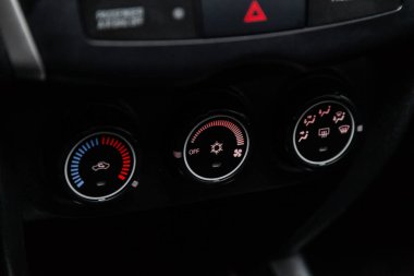 Novosibirsk, Rusya - 08 Şubat 2019: Mitsubishi Asx, pano close-up, üfleyici, Klima düzeltilmesi. Fotoğraf üzerinde bir park Novosibirs içinde modern bir araba