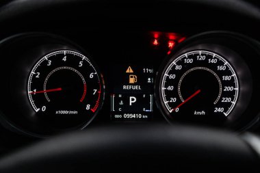 Novosibirsk, Rusya - 08 Şubat 2019: Mitsubishi Asx, pano, hız göstergesi ve takometre close-up. Fotoğraf üzerinde bir park Novosibirs içinde modern bir araba