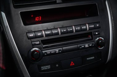 Novosibirsk, Rusya - 08 Şubat 2019: Mitsubishi Asx, kontrol paneli, radyo, oyuncu yakın çekim. Fotoğraf üzerinde bir park Novosibirs içinde modern bir araba