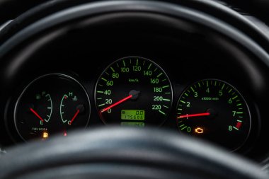 Novosibirsk, Rusya - 08 Şubat 2019: Subaru Forester, yakın-up Pano, hız göstergesi ve takometre. Fotoğraf üzerinde bir park Novosibirs içinde modern bir araba