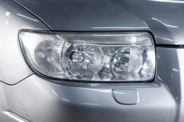 Novosibirsk, Rusya - 08 Şubat 2019: Subaru Forester, yakın çekim farlar. Fotoğraf üzerinde bir park Novosibirs içinde modern bir araba