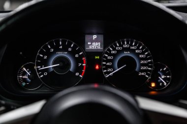 Novosibirsk, Rusya - 08 Şubat 2019: Subaru Outback, pano, hız göstergesi ve takometre close-up. Fotoğraf üzerinde bir park Novosibirs içinde modern bir araba